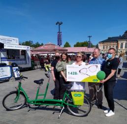 Tandem -tapahtumassa Kuopion torilla Specsavers yrittäjät, toiminnanjohtaja, puheenjohtaja ja psnry:n jäsen Niina. 